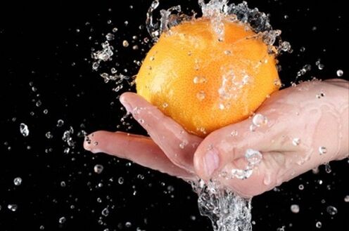 mycie owoców w celu zapobiegania podskórnym pasożytom