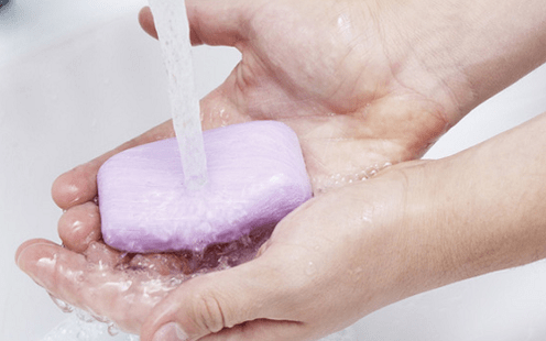 mycie rąk w celu zapobiegania podskórnym pasożytom