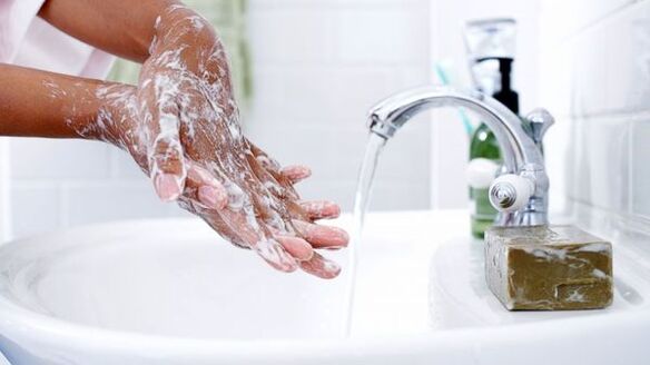 mycie rąk, aby zapobiec robakom