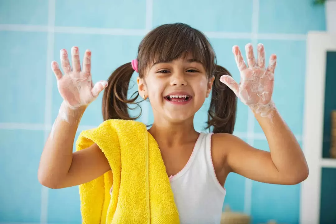 mycie rąk, aby zapobiec zarażeniu robakami