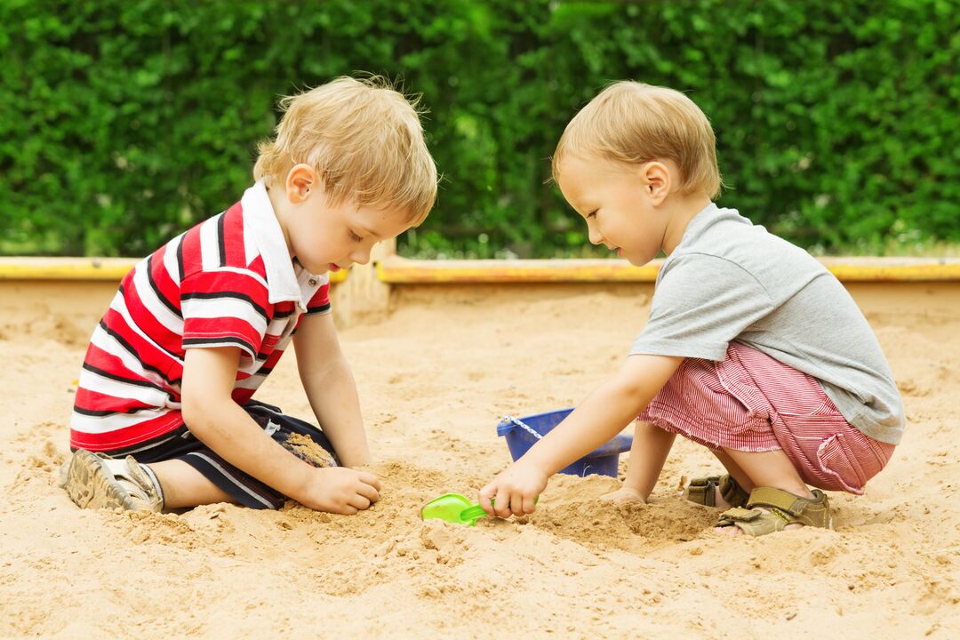 dzieci zarażają się robakami w piaskownicy